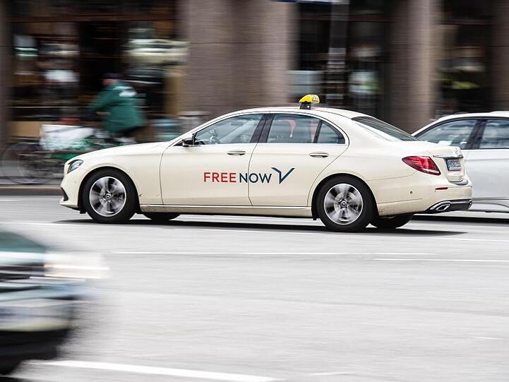 Ein Taxi des Taxi-Vermittlers Free Now in Hamburg.