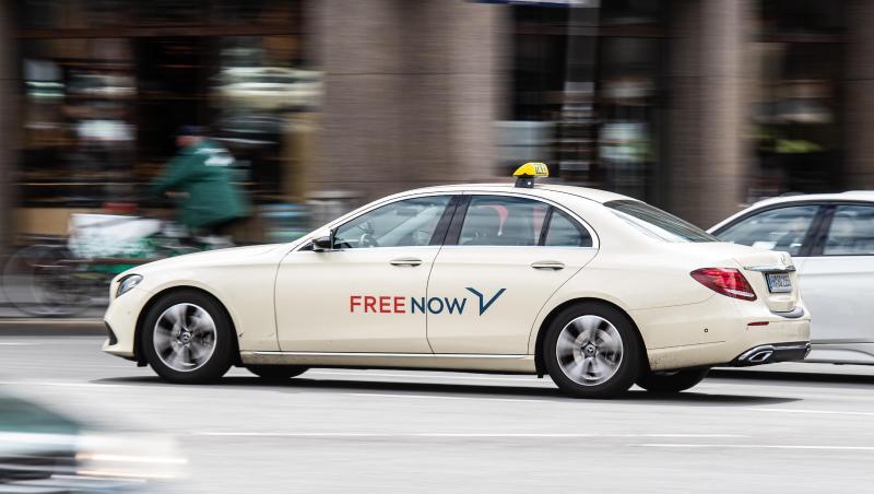 Ein Taxi des Taxi-Vermittlers Free Now in Hamburg. Ein Taxi des Taxi-Vermittlers Free Now in Hamburg.