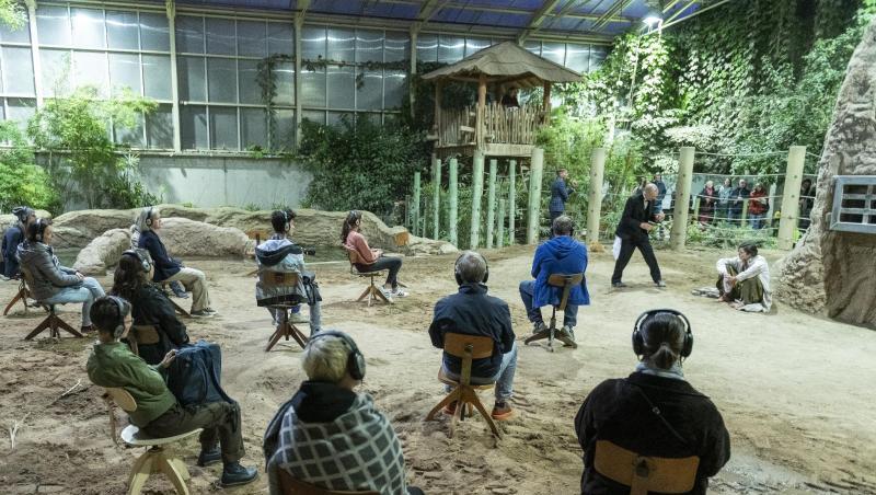 Zuschauer verfolgen die Generalprobe zur Uraufführung der szenischen Installation "Der sechste Kontinent" im Elefantenhaus des Zoos. Zuschauer verfolgen die Generalprobe zur Uraufführung der szenischen Installation "Der sechste Kontinent" im Elefantenhaus des Zoos.