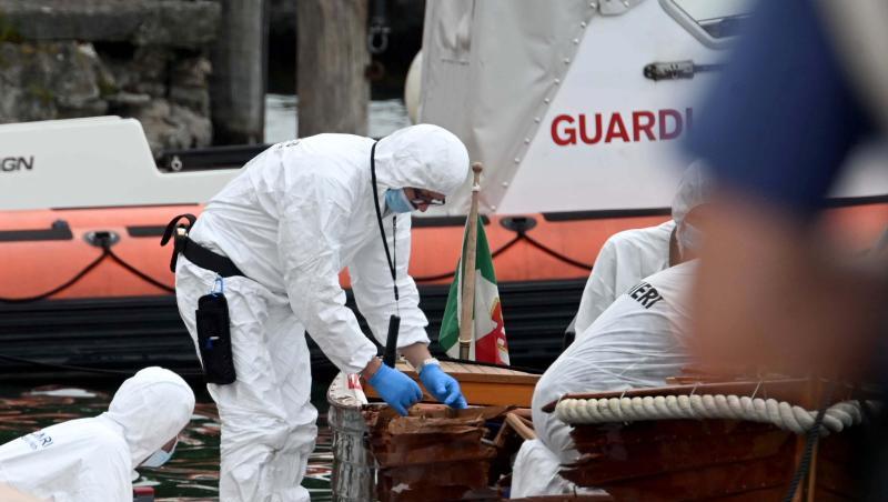 Italienische Forensiker begutachten den Schaden an einem Boot. Italienische Forensiker begutachten den Schaden an einem Boot.
