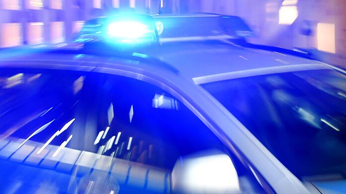 Der Streifenwagen raste mit Blaulicht und eingeschaltetem Martinshorn heran. (Symbolbild)