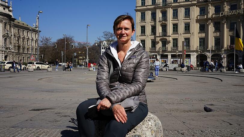 Claudia Mansfeld (52), Sachbearbeiterin: "Wenn es sonnig ist, ist dieser Platz sehr schön. Ich warte hier gerne auf meine S-Bahn. Es ist einfach ein zentraler, lebhafter Ort, multikulturell und bunt. Ich bin gerne hier."
