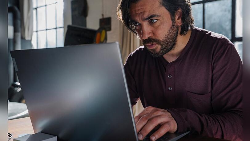Elyas M'Barek spielt in "Tausend Zeilen" einen Reporter, der einen Medienskandal aufdeckt. Elyas M'Barek spielt in "Tausend Zeilen" einen Reporter, der einen Medienskandal aufdeckt.