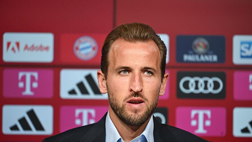 Bayern München stellt den englischen Stürmer Harry Kane bei einer Pressekonferenz in der Allianz Arena vor.
