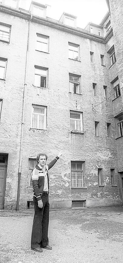 Beckenbauer vor seinem Geburtshaus in der Zugspitzstraße. imago Beckenbauer vor seinem Geburtshaus in der Zugspitzstraße. imago