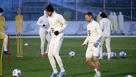 Münchens Spieler Leon Goretzka (l) und Joshua Kimmich in Aktion.
