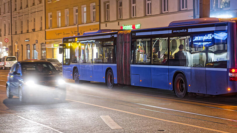 Der Senior geriet seitlich unter einen baugleichen Gelenkbus der M&uuml;nchner Verkehrsgesellschaft.