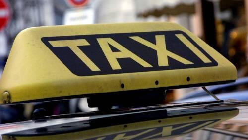 Ein Taxler erlitt während der Fahrt einen Herzinfarkt. Ein Taxler erlitt während der Fahrt einen Herzinfarkt.
