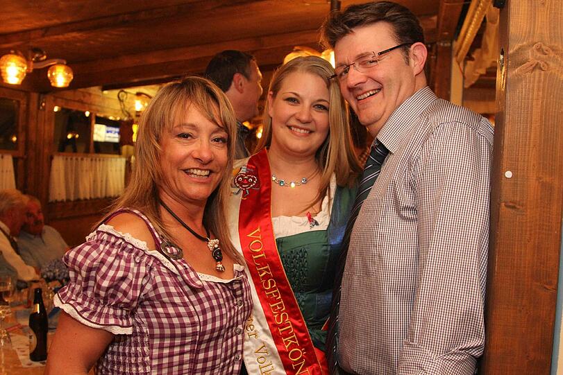 Frauenschwarm: CSU-MdB Michael Frieser mit Volksfestkönigin Kathrin Kohlmann und Mode-Lady Dominic Armbrüster.