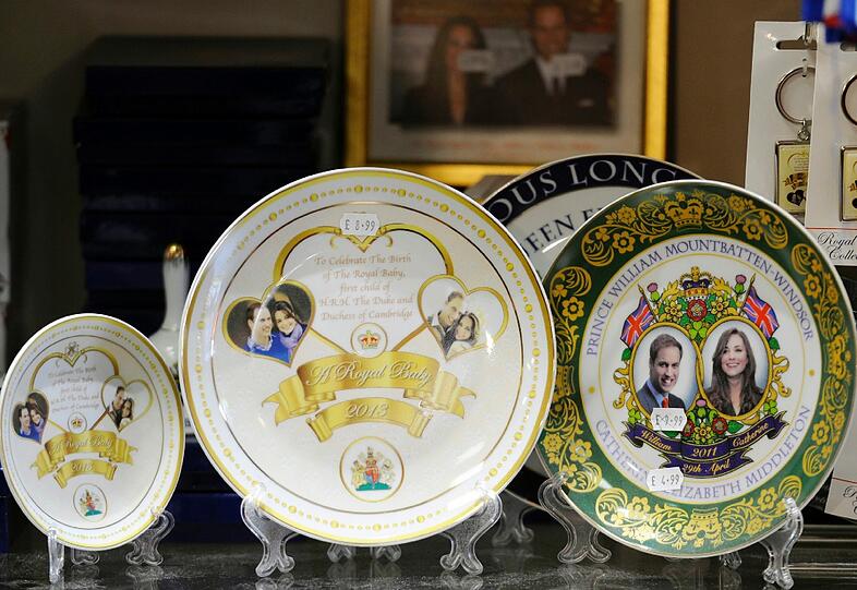 In den Souvenirläden der Londoner Innenstadt werden bereits Erinnerungsstücke zur Geburt des "Royal Babys" angeboten. Da weder Geschlecht noch Name oder Geburtstermin des kleinen Thronfolgers bislang bekannt sind, dürfte sich der Sammlerwert der "neutralen" Baby-Souvenire allerdings in Grenzen halten.