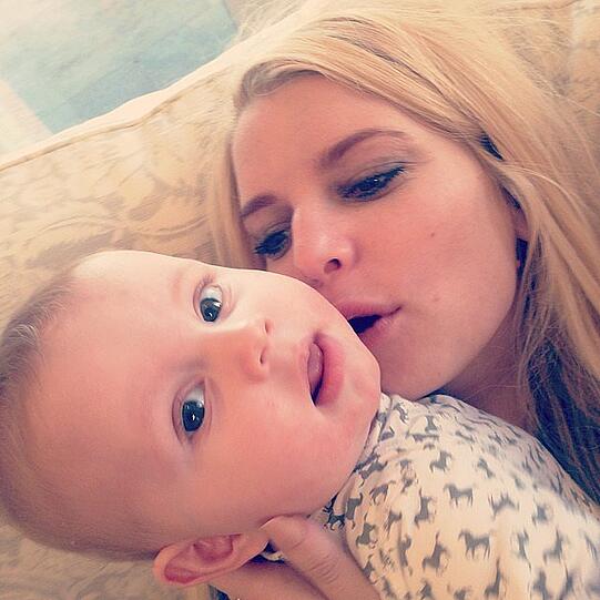 Jessica Simpson kuschelt mit ihrem Sohn Ace