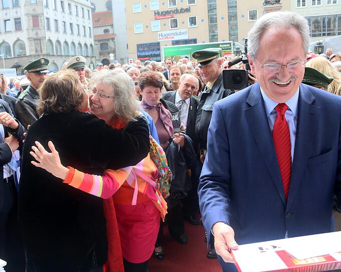 Auf dem Marienplatz hat sich der 66-Jährige am
Mittwoch nach 21 Jahren im Amt von den Bürgern der Stadt
verabschiedet.