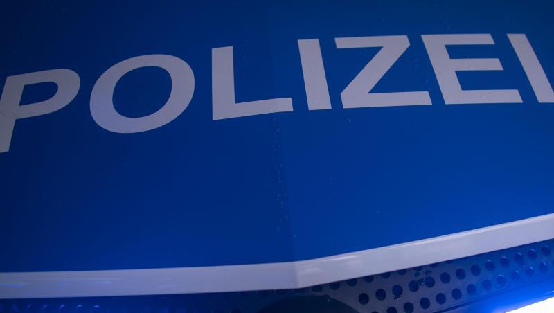 Der reflektierende Schriftzug "Polizei" ist auf einem Streifenwagen Polizei zu sehen. Foto: Jens Büttner/dpa-Zentralbild/ZB/Symbolbild Der reflektierende Schriftzug "Polizei" ist auf einem Streifenwagen Polizei zu sehen. Foto: Jens Büttner/dpa-Zentralbild/ZB/Symbolbild