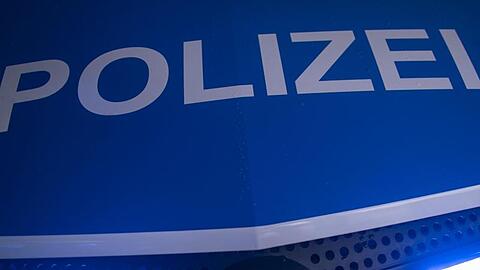 Der reflektierende Schriftzug "Polizei" ist auf einem Streifenwagen Polizei zu sehen. Foto: Jens Büttner/dpa-Zentralbild/ZB/Symbolbild