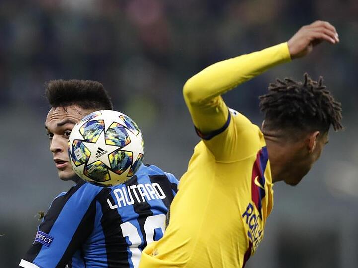 Lautaro Martinez (l) von Inter Mailand und Jean-Clair Todibo vom FC Barcelona kämpfen um den Ball.