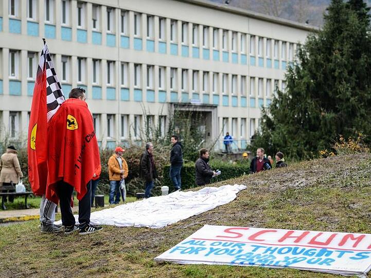 Fans von Michael Schumacher vor dem Krankenhaus in Grenoble.