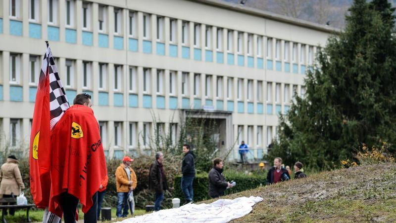 Fans von Michael Schumacher vor dem Krankenhaus in Grenoble. Fans von Michael Schumacher vor dem Krankenhaus in Grenoble.