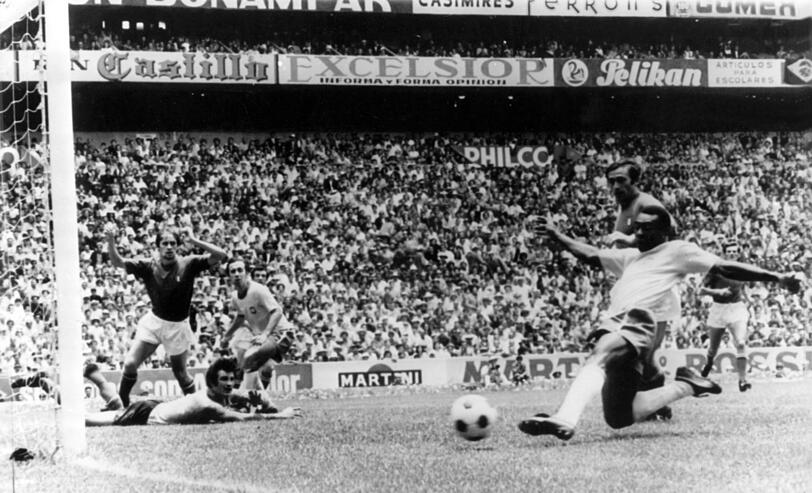 WM-Finale 1970: Pelés Treffer zum 1:0 gegen Italien. Am Ende heißt es 4:1, und Pelé ist zum dritten Mal Weltmeister geworden.