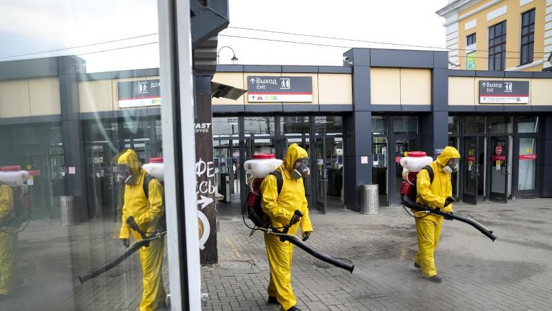 Mitarbeiter des Katastrophenschutzes desinfizieren einen Bahnsteig in Moskau.