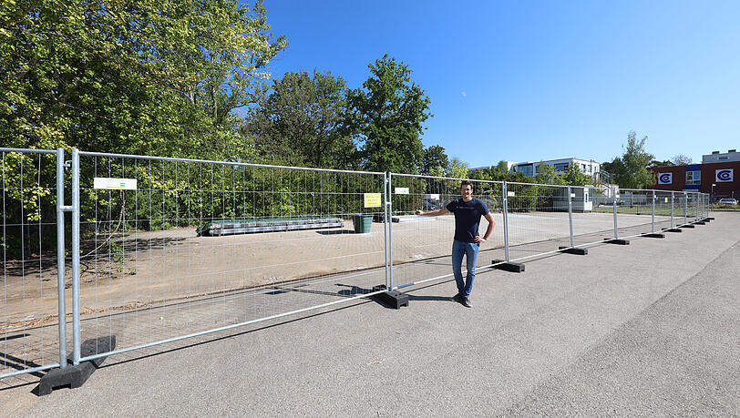 Hinter diesem Bauzaun soll im kommenden Jahr die 24 Meter lange Teststrecke in Betrieb gehen. Auch Transportkapseln sollen dort schon fahren, jedoch zunächst ohne Menschen. Hinter diesem Bauzaun soll im kommenden Jahr die 24 Meter lange Teststrecke in Betrieb gehen. Auch Transportkapseln sollen dort schon fahren, jedoch zunächst ohne Menschen.