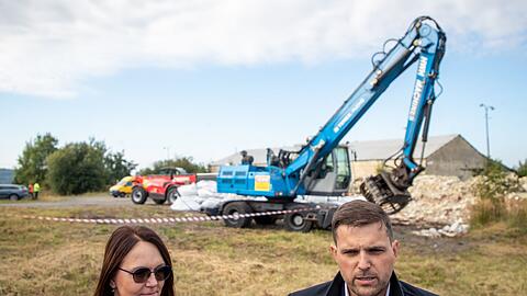 Bürgermeisterin Barbora Šišková und der tschechische Umweltminister Petr Hladík sind froh, dass der Abfall nun abtransportiert wird.