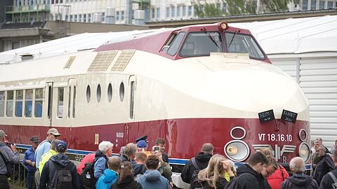 Der einstige Prestigezug der Deutschen Reichsbahn f&auml;hrt in den Bahnhof in Radebeul-Ost ein.