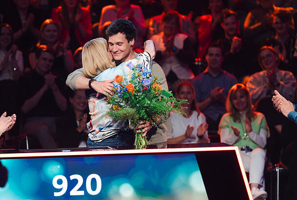 Emotionaler Abschied mit Blumen: Annette Frier ist zum letzten Mal Teamkapitänin von Team Maus. Wincent Weiss ist und bleibt auch weiterhin Teamkapitän von Team Elefant. Emotionaler Abschied mit Blumen: Annette Frier ist zum letzten Mal Teamkapitänin von Team Maus. Wincent Weiss ist und bleibt auch weiterhin Teamkapitän von Team Elefant.