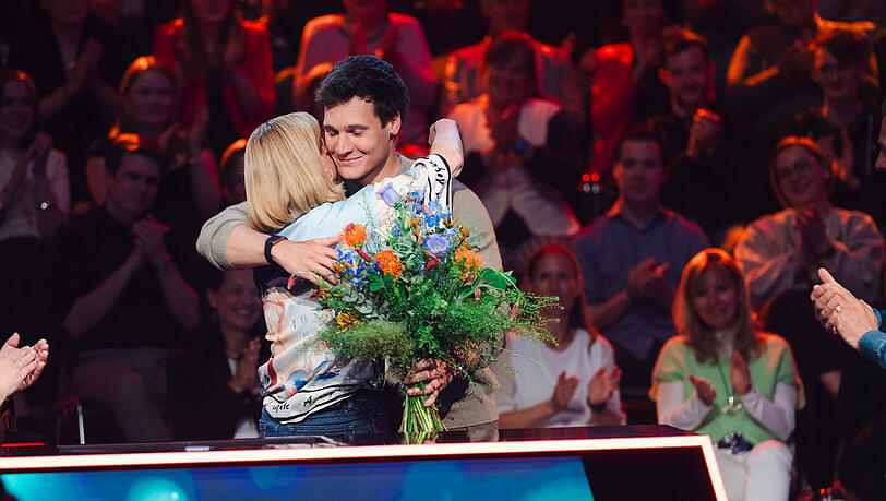 Emotionaler Abschied mit Blumen: Annette Frier ist zum letzten Mal Teamkapitänin von Team Maus. Wincent Weiss ist und bleibt auch weiterhin Teamkapitän von Team Elefant. Emotionaler Abschied mit Blumen: Annette Frier ist zum letzten Mal Teamkapitänin von Team Maus. Wincent Weiss ist und bleibt auch weiterhin Teamkapitän von Team Elefant.