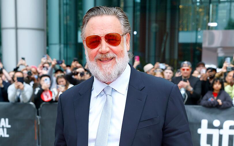 Russell Crowe spielt im neuen "Highlander" Juan Sánchez Villa-Lobos Ramírez, den Mentor von Connor MacLeod. Damit schlüpft auch er in große Schuhe ... Russell Crowe spielt im neuen "Highlander" Juan Sánchez Villa-Lobos Ramírez, den Mentor von Connor MacLeod. Damit schlüpft auch er in große Schuhe ...