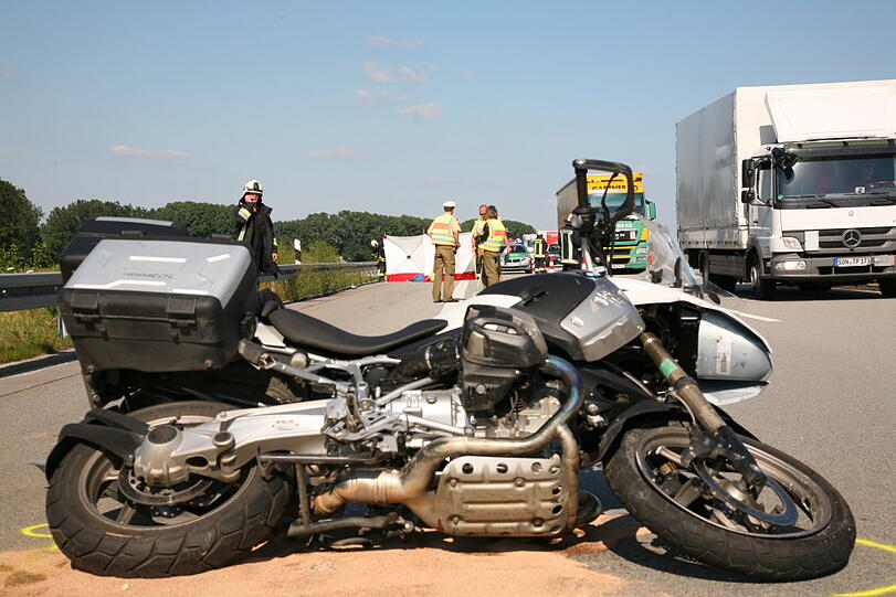 Schwerer Motorradunfall auf der A94 Richtung München: Ein 48-jähriger Motorradfahrer kommt ins Schleudern und stürzt. Er verletzt sich so schwer, dass er noch vor Ort stirbt.