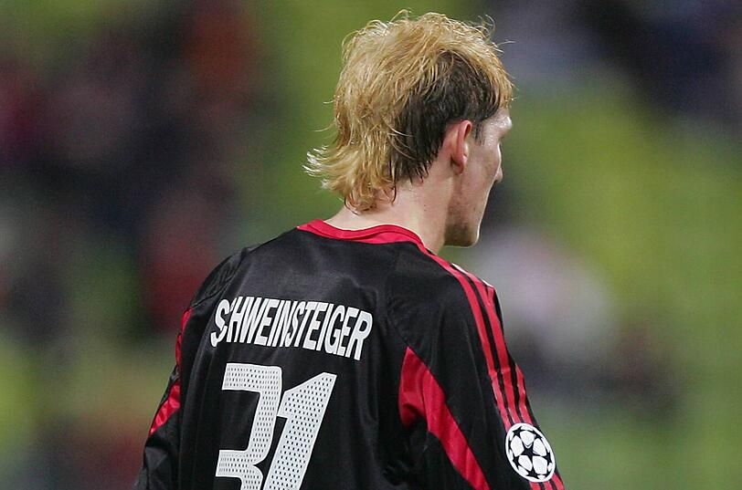 Jugendsünde: Mit dieser "Frisur" lief Bastian Schweinsteiger im November 2004 im Champions-League-Spiel gegen Maccabi Tel Aviv (5:1) auf.