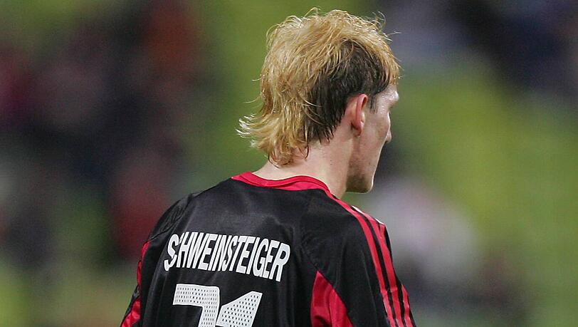 Jugendsünde: Mit dieser "Frisur" lief Bastian Schweinsteiger im November 2004 im Champions-League-Spiel gegen Maccabi Tel Aviv (5:1) auf. Jugendsünde: Mit dieser "Frisur" lief Bastian Schweinsteiger im November 2004 im Champions-League-Spiel gegen Maccabi Tel Aviv (5:1) auf.