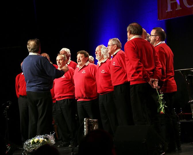 Der Männerchor aus Milbersthofen sang ein Ständchen für Franz Maget