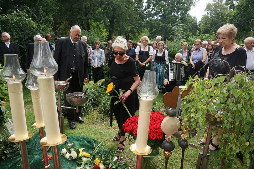 Beerdigung von der Schwabinger Gisela. Die Bilder!