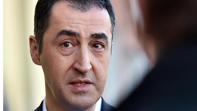 Özdemir: "Man muss den Doppelpass nicht bis in alle Ewigkeit vererben, wenn die Urenkel längst keinen Bezug mehr zum Ursprungsland ihrer Vorfahren haben".