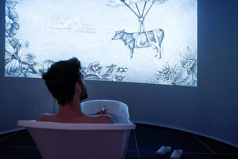 Das &bdquo;Bathtube Memory Project&ldquo; kombiniert im Studio des Muffatwerks ein Wannenbad mit Neuer Musik.