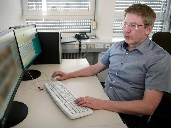 Achim Holzmann, Ermittler des Polizeipräsidiums Heilbronn im Bereich Kinderpornografie, sichtet Bildmaterial.