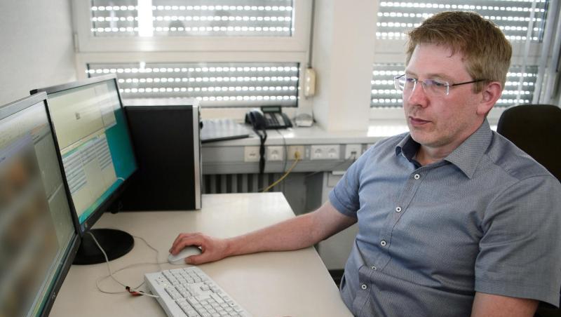 Achim Holzmann, Ermittler des Polizeipräsidiums Heilbronn im Bereich Kinderpornografie, sichtet Bildmaterial.