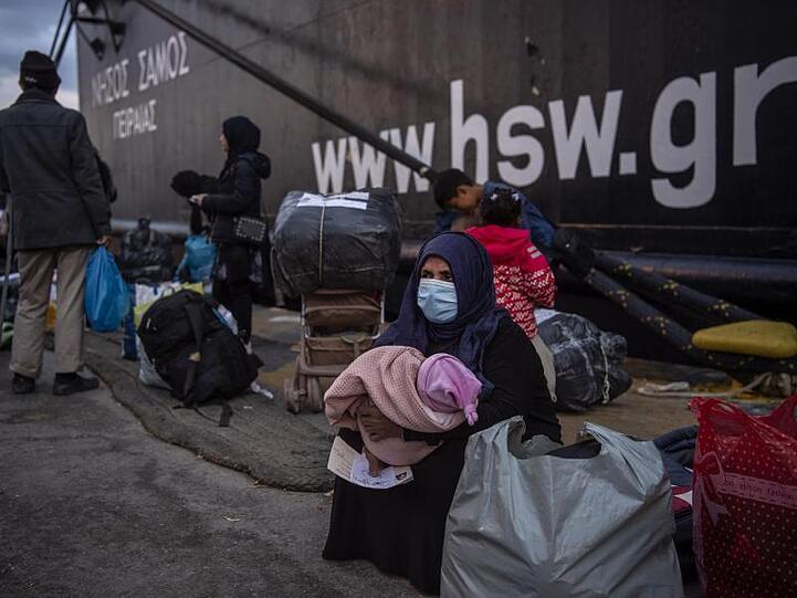 Migranten aus dem Lager Moria im Hafen von Piräus bei Athen.