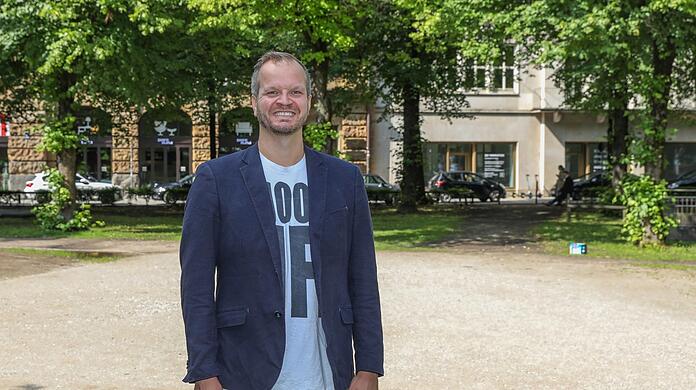 Kay Mayer findet, dass die Stadt nicht mehr nur reagieren sollte, wenn es um Streit um nächtliche Feierei geht. Die Verwaltung solle sich vielmehr überlegen, wie sie selbst aktiv werden kann, um mehr und alternative Möglichkeiten für junge Menschen zu schaffen.