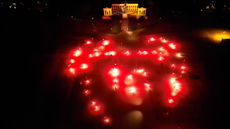Die spektakuläre Pyro-Aktion wurde mit einer Drohne gefilmt.