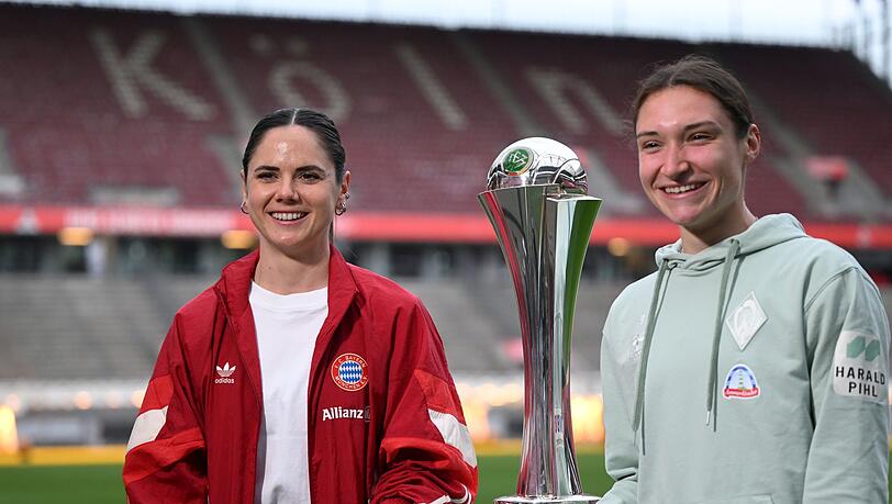 Am 1. Mai spielen sie in Köln gegeneinander um diesen Pokal: die Münchnerin Sarah Zadrazil und die Bremerin Sophie Weidauer bei einem Medientermin.