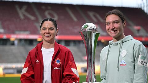 Am 1. Mai spielen sie in Köln gegeneinander um diesen Pokal: die Münchnerin Sarah Zadrazil und die Bremerin Sophie Weidauer bei einem Medientermin.