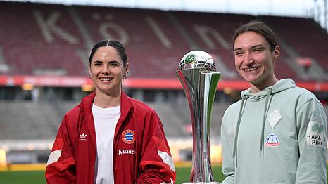 Am 1. Mai spielen sie in Köln gegeneinander um diesen Pokal: die Münchnerin Sarah Zadrazil und die Bremerin Sophie Weidauer bei einem Medientermin.