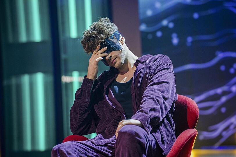 Man könnte meinen, Timon Krause sei ausgebildeter Psychologe. Dabei studierte der Mentalist Philosophie. Die Kunst der Hypnose brachte er sich laut eigener Aussage selbst bei. In seiner neuen Show liest er die Gedanken seiner Gäste und bringt sie dazu, unbewusst Dinge zu tun. Man könnte meinen, Timon Krause sei ausgebildeter Psychologe. Dabei studierte der Mentalist Philosophie. Die Kunst der Hypnose brachte er sich laut eigener Aussage selbst bei. In seiner neuen Show liest er die Gedanken seiner Gäste und bringt sie dazu, unbewusst Dinge zu tun.