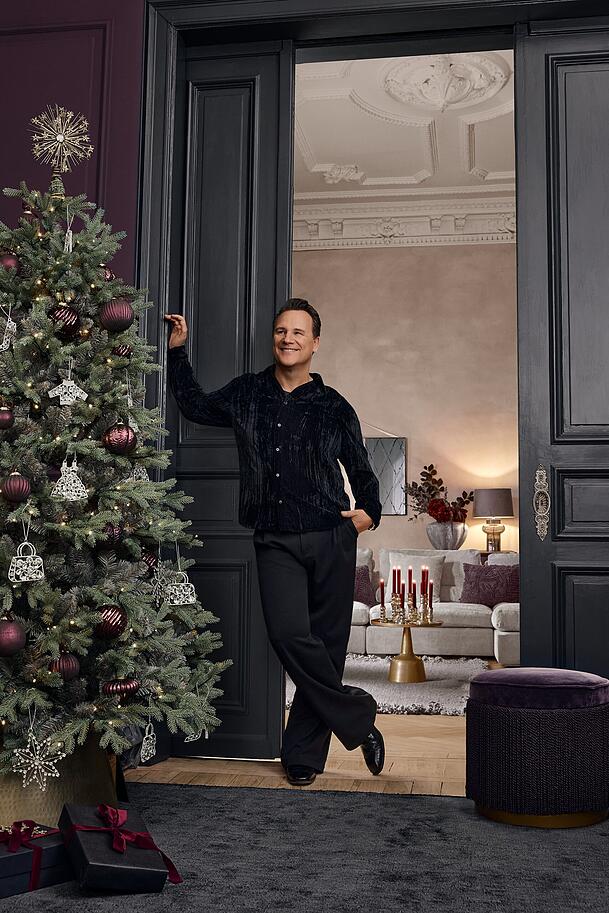 Guido Maria Kretschmer feiert Weihnachten mit Ehemann Frank und Freunden in seinem opulent geschmückten Zuhause in Hamburg. Guido Maria Kretschmer feiert Weihnachten mit Ehemann Frank und Freunden in seinem opulent geschmückten Zuhause in Hamburg.