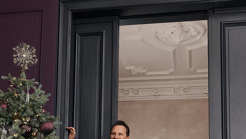 Guido Maria Kretschmer feiert Weihnachten mit Ehemann Frank und Freunden in seinem opulent geschmückten Zuhause in Hamburg. Guido Maria Kretschmer feiert Weihnachten mit Ehemann Frank und Freunden in seinem opulent geschmückten Zuhause in Hamburg.