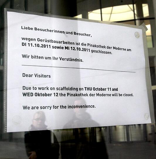 &bdquo;Aufgrund aktueller baulicher Einschränkungen&ldquo;. Unscheinbare Zettel verkünden die Schließung.