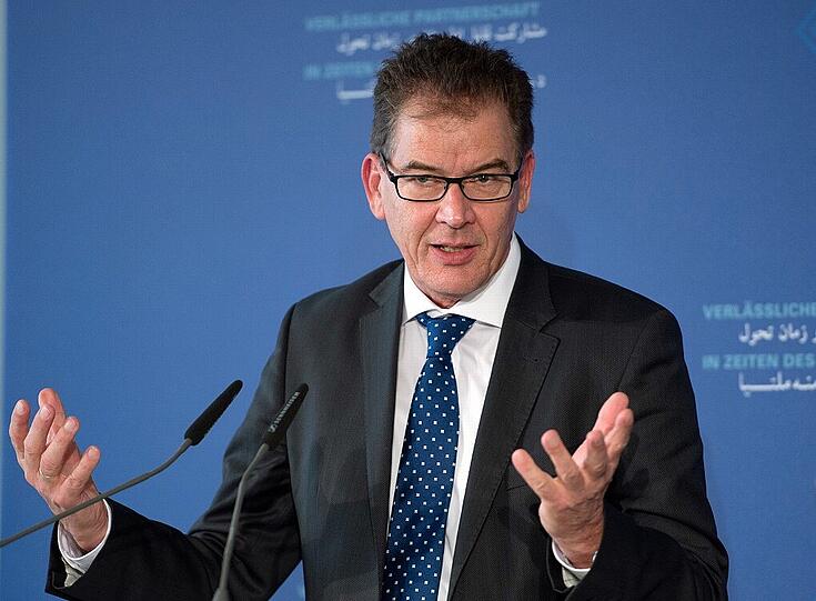 Entwicklungshilfeminister Gerd Müller (CSU): Bisher ist der CSU-Mann vor allem damit beschäftigt, deutlich zu machen, wer er nicht ist: weder der gleichnamige Fußballer noch sein umtriebiger Vorgänger Dirk Niebel. Für was er selbst steht, ist noch einigermaßen im Dunkeln. Klimaschutz sei etwas Wichtiges, sagt er. Ach.