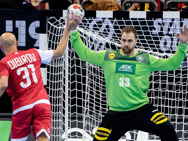Deutschlands Torhüter Andreas Wolff (r) reagiert auf einen Ball des RussenTimur Dibirow.